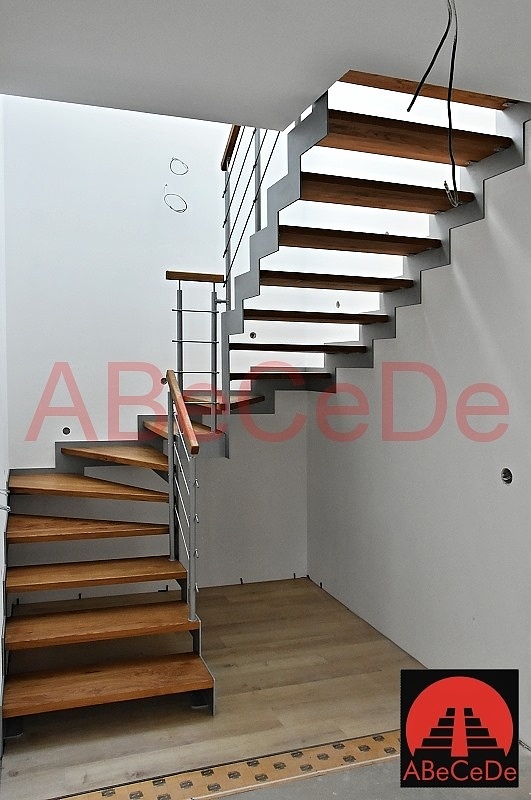 Pásnicové dubové schodiště tvaru U se standardním zábradlím (Střítěž)