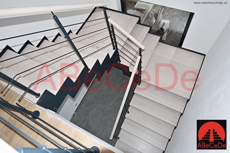 Bočnicové schodiště bukové s dvěma podestami a standardním zábradlím (Hukvaldy)