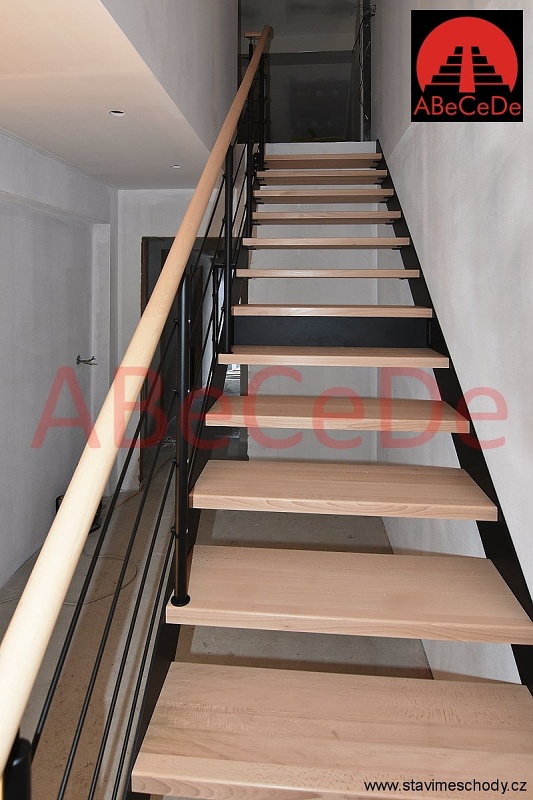 Bočnicové schodiště přímé se standardním zábradlím (Třinec)