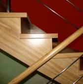 detail dřevěného schodnicového schodiště